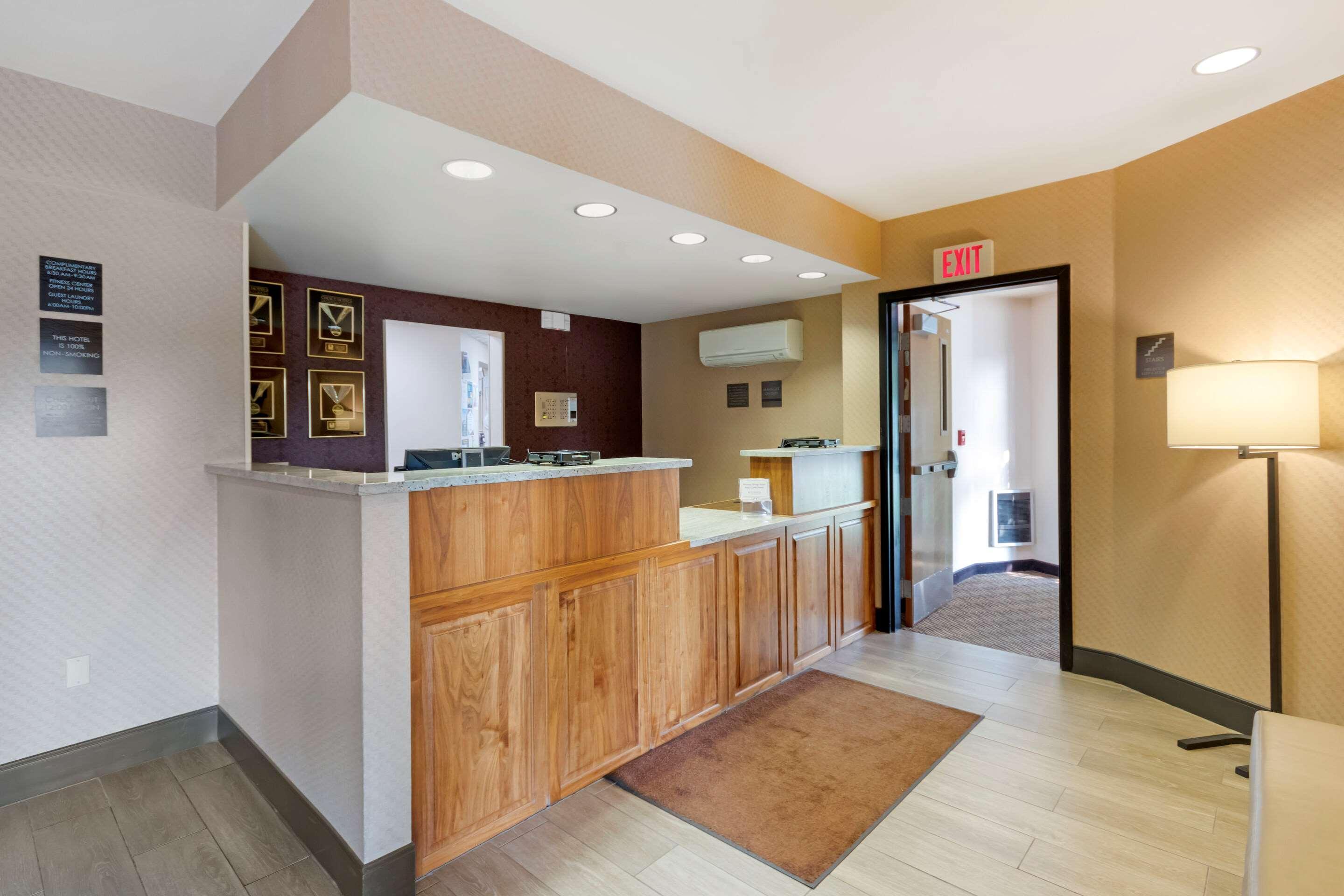 Comfort Inn & Suites Market - Airport Great Falls Εξωτερικό φωτογραφία